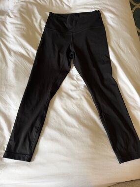 Ladies Black Lululemon Crop Leggings